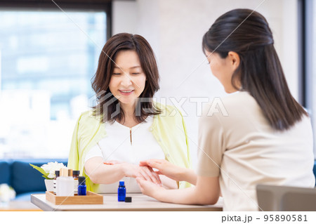 美容の相談をするミドルの女性 95890581