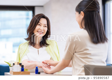 美容の相談をするミドルの女性 95890587