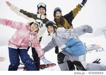 雪でもスノボを楽しむ親子とインストラクター スノーボードスクール 雪でもスノボを楽しむ親子とインストラクター スノーボードスクール 95890669