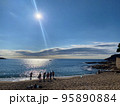 ヨーロッパにある落ち着いた雰囲気の浜辺 95890884