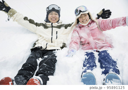 スキー場で雪に埋もれる親子 95891125