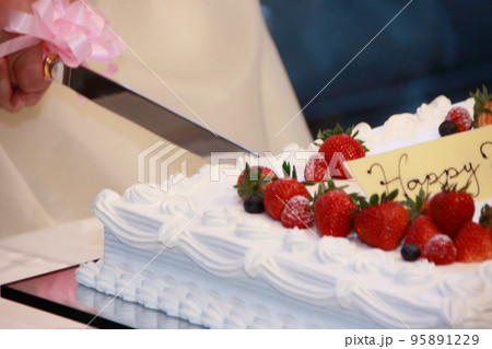 披露宴でのケーキ入刀 95891229