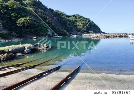 秋の島根半島四十二浦　美保関町諸喰の風景 95891364