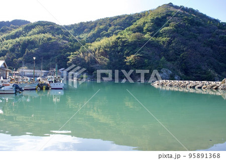 秋の島根半島四十二浦　美保関町諸喰の風景 95891368