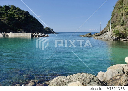 秋の島根半島四十二浦　美保関町諸喰の風景 95891378