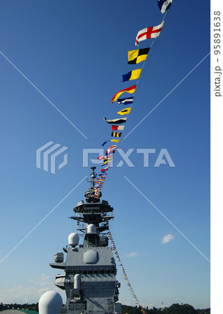 「国際観艦式2022」満艦飾の護衛艦いずも 95891638