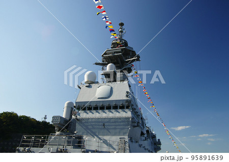 「国際観艦式2022」満艦飾の護衛艦いずも 95891639