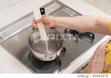 【ミドル主婦が素麺を茹でる】 95891676