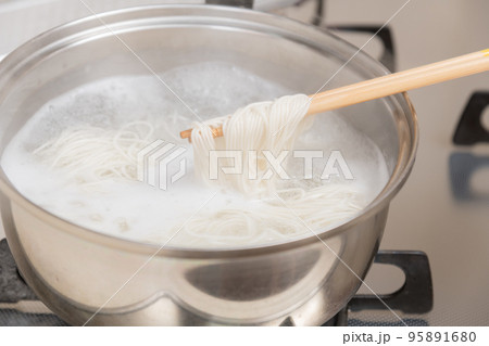 【ミドル主婦が菜箸を使って素麺を茹でる】 【ミドル主婦が菜箸を使って素麺を茹でる】 95891680