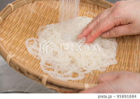 【ミドル主婦が茹で上がった素麺を流水で冷やす】 95891684