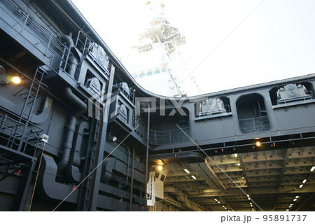 護衛艦いずも 　昇降用エレベーター内 95891737