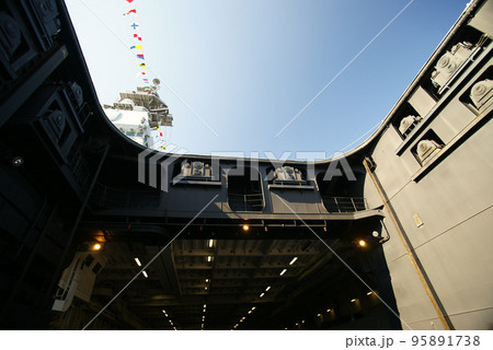 護衛艦いずも 昇降用エレベーター内 護衛艦いずも 昇降用エレベーター内 95891738