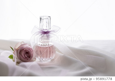 香水と薔薇　化粧品のイメージ素材 95891778
