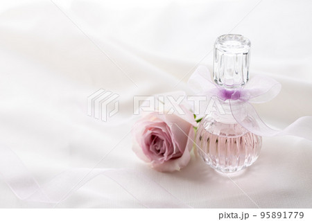 香水と薔薇　化粧品のイメージ素材 95891779