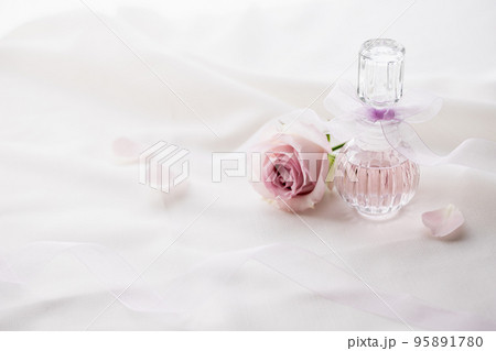 香水と薔薇 化粧品のイメージ素材 香水と薔薇 化粧品のイメージ素材 95891780
