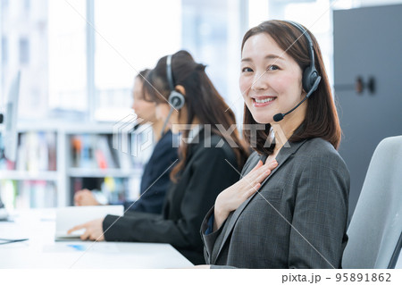 ヘッドセットをつけたビジネスウーマン(オンライン会議・コールセンター) ヘッドセットをつけたビジネスウーマン(オンライン会議・コールセンター) 95891862