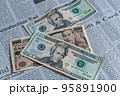 英字新聞と紙幣（20ドル札　1万円札） 95891900