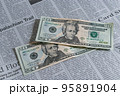 英字新聞と20ドル札 95891904