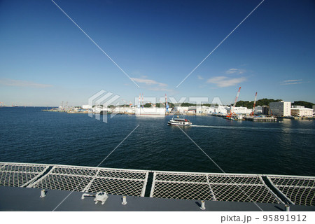 護衛艦いずも 　飛行甲板からの風景 95891912