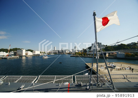 護衛艦いずも 　飛行甲板からの風景 95891913