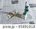 英字新聞と20ドル札 95891918