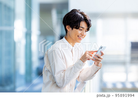 スマホを操作する若い男性 大学生 スマホを操作する若い男性 大学生 95891994