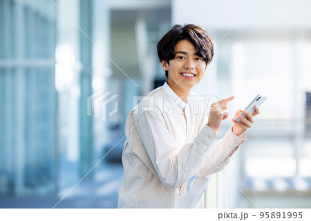 スマホを操作する若い男性　大学生 95891995