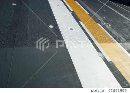 「国際観艦式2022」 護衛艦いずも 　飛行甲板 95891996