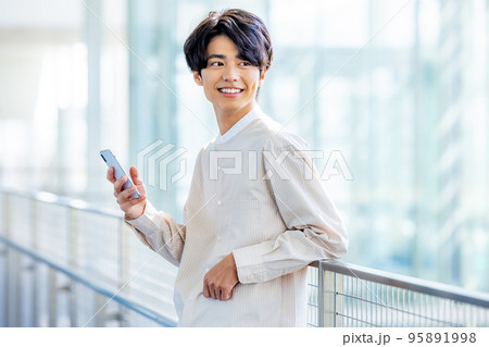 スマホを操作する若い男性 大学生 スマホを操作する若い男性 大学生 95891998