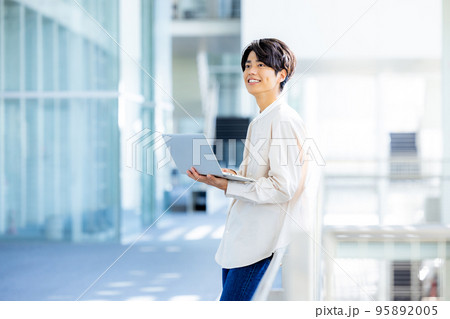 ノートパソコンを持った若い男性 95892005