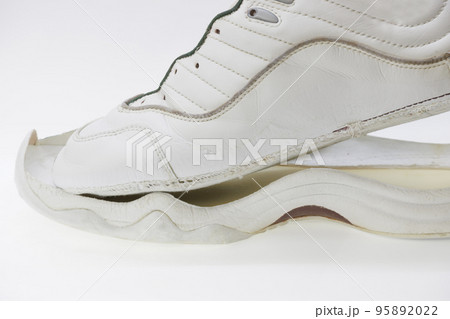 ソールが剥がれた白いスニーカーの画像 95892022