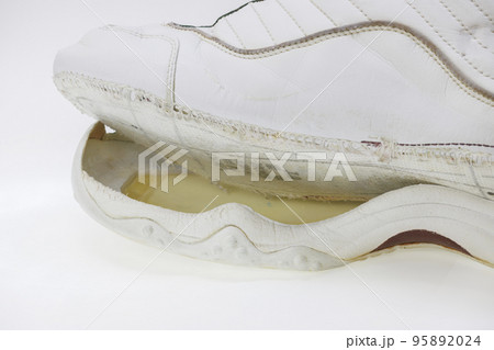 ソールが剥がれた白いスニーカーの画像 ソールが剥がれた白いスニーカーの画像 95892024