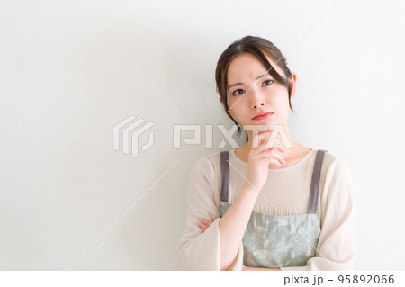 エプロンの若い女性 悩む エプロンの若い女性 悩む 95892066