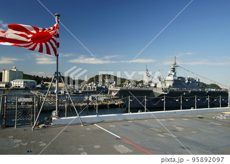 「国際観艦式2022」 護衛艦いずも 　自衛艦旗 95892097