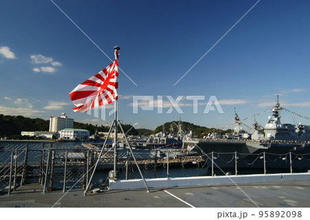 「国際観艦式2022」 護衛艦いずも 自衛艦旗 「国際観艦式2022」 護衛艦いずも 自衛艦旗 95892098
