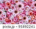 ガーベラ、バラ、カーネーション。明るい花の背景。フラットレイ 95892241