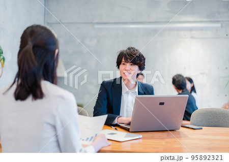対面で営業をするセールスパーソン 95892321