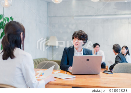 対面で営業をするセールスパーソン 対面で営業をするセールスパーソン 95892323