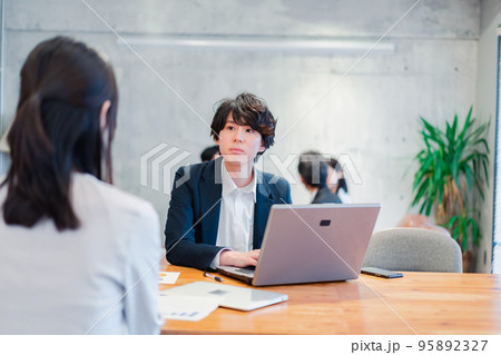 対面で営業をするセールスパーソン 対面で営業をするセールスパーソン 95892327