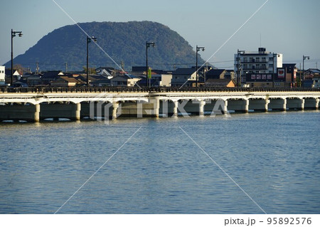 佐賀県唐津市の松浦川と松浦橋の風景 95892576