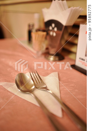 洋食屋さんのスプーンとフォーク 95892775