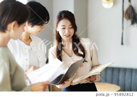 働く女性たち 95892812