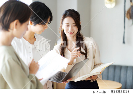 働く女性たち 95892813