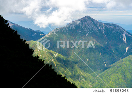 北穂高岳から常念岳を見る 北穂高岳から常念岳を見る 95893048