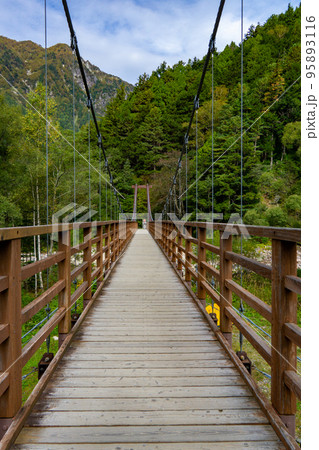 北アルプスの横尾大橋 北アルプスの横尾大橋 95893116