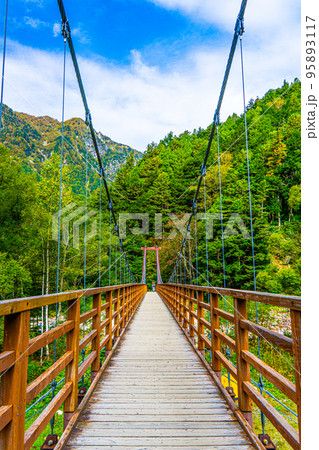 北アルプスの横尾大橋 95893117