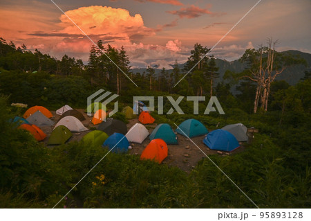 8月、晴天の下で西穂高岳の稜線から見る夏山の北アルプスとテント泊 夏らしい積乱雲が夕日に照らされる 8月、晴天の下で西穂高岳の稜線から見る夏山の北アルプスとテント泊 夏らしい積乱雲が夕日に照らされる 95893128