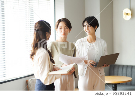 働く女性たち 働く女性たち 95893241