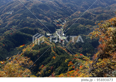 ロマンチック茨城（奥久慈男体山の頂上より登山道入口の滝倉集落を見下ろす。ずいぶん高く登って来た。）） 95893873