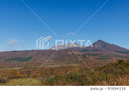 日本の鳥取県大山の美しい秋の風景 95894316